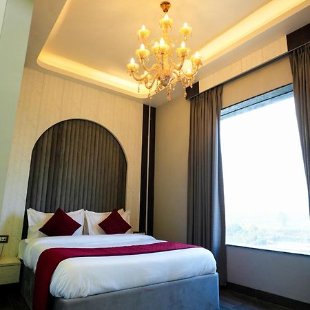 Hotel Adsan Heights Gajraula Dış mekan fotoğraf